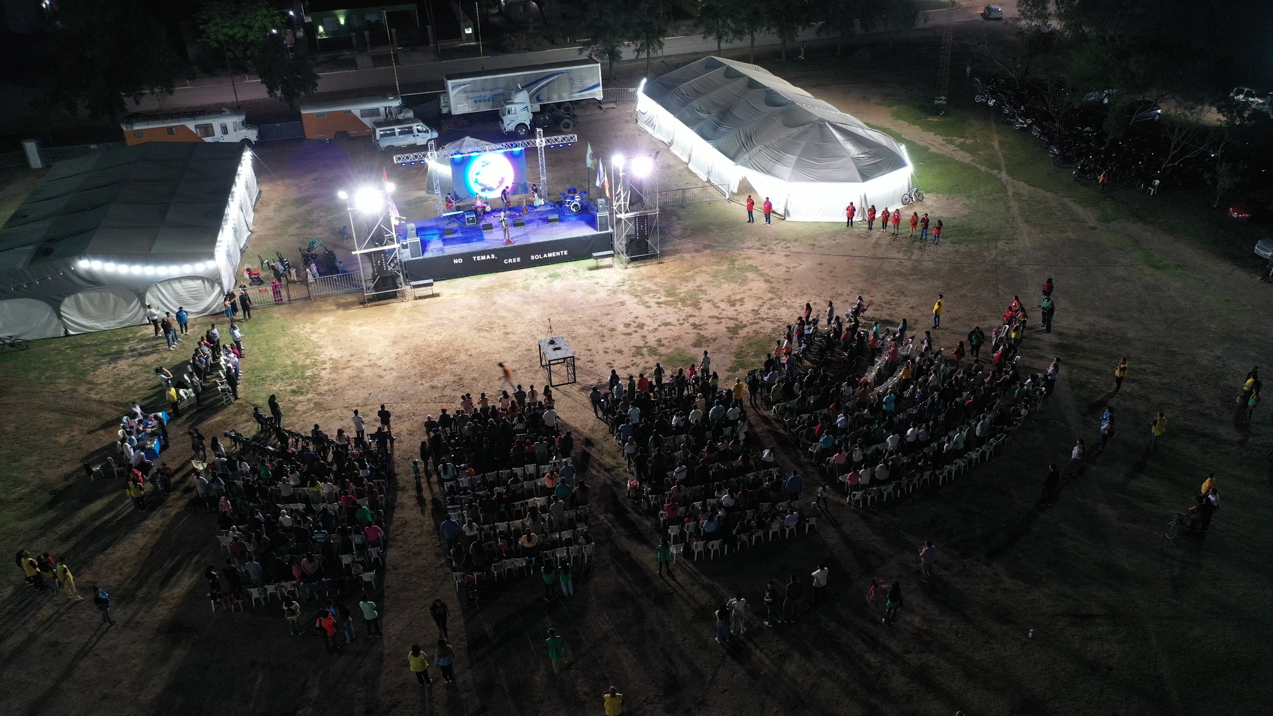 Vista aérea de campaña evangelística nocturna