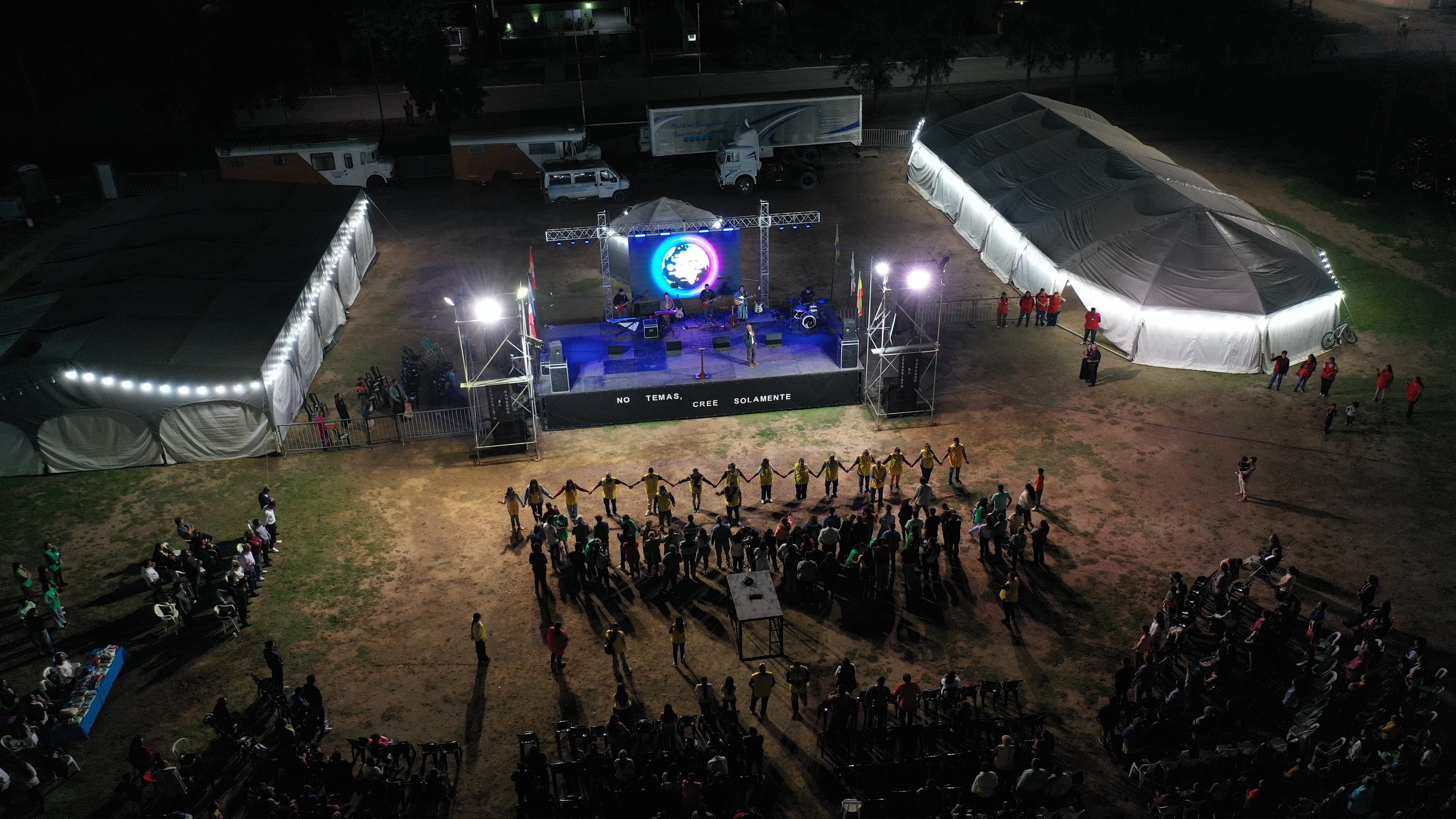 Vista aérea de campaña evangelística con multitud reunida