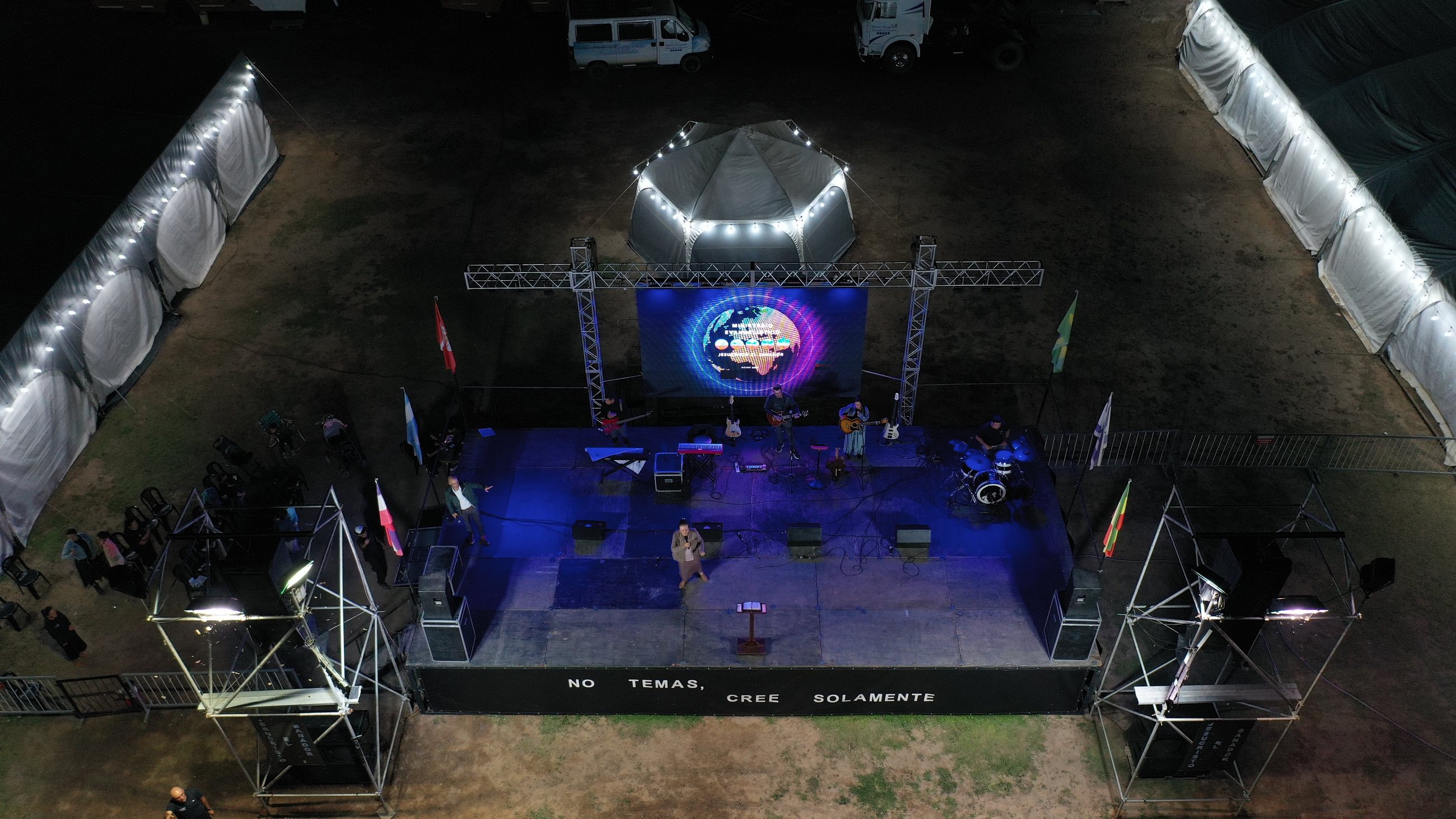 Vista aérea de campaña evangelística nocturna