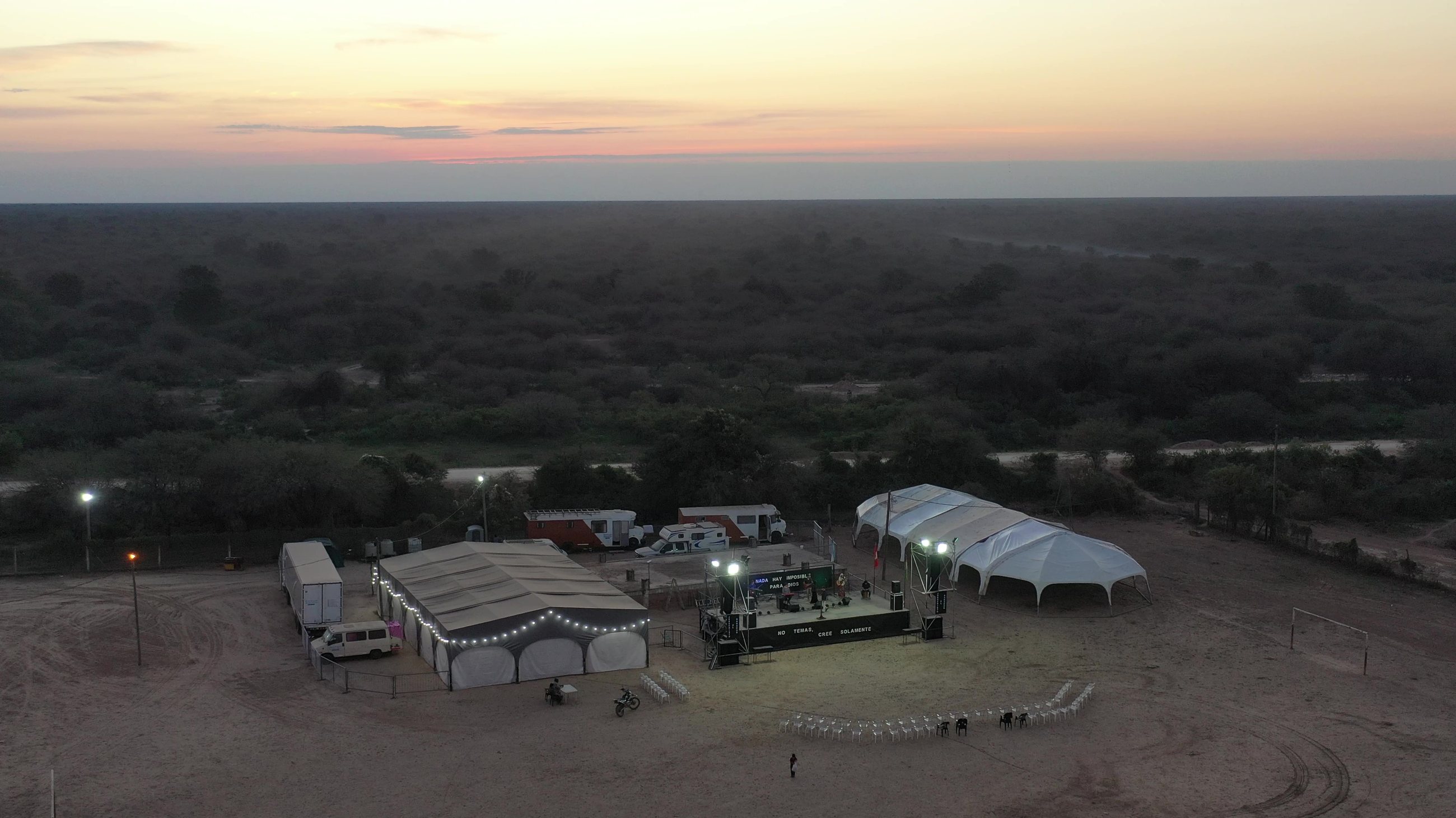 Infraestructura de campaña al atardecer