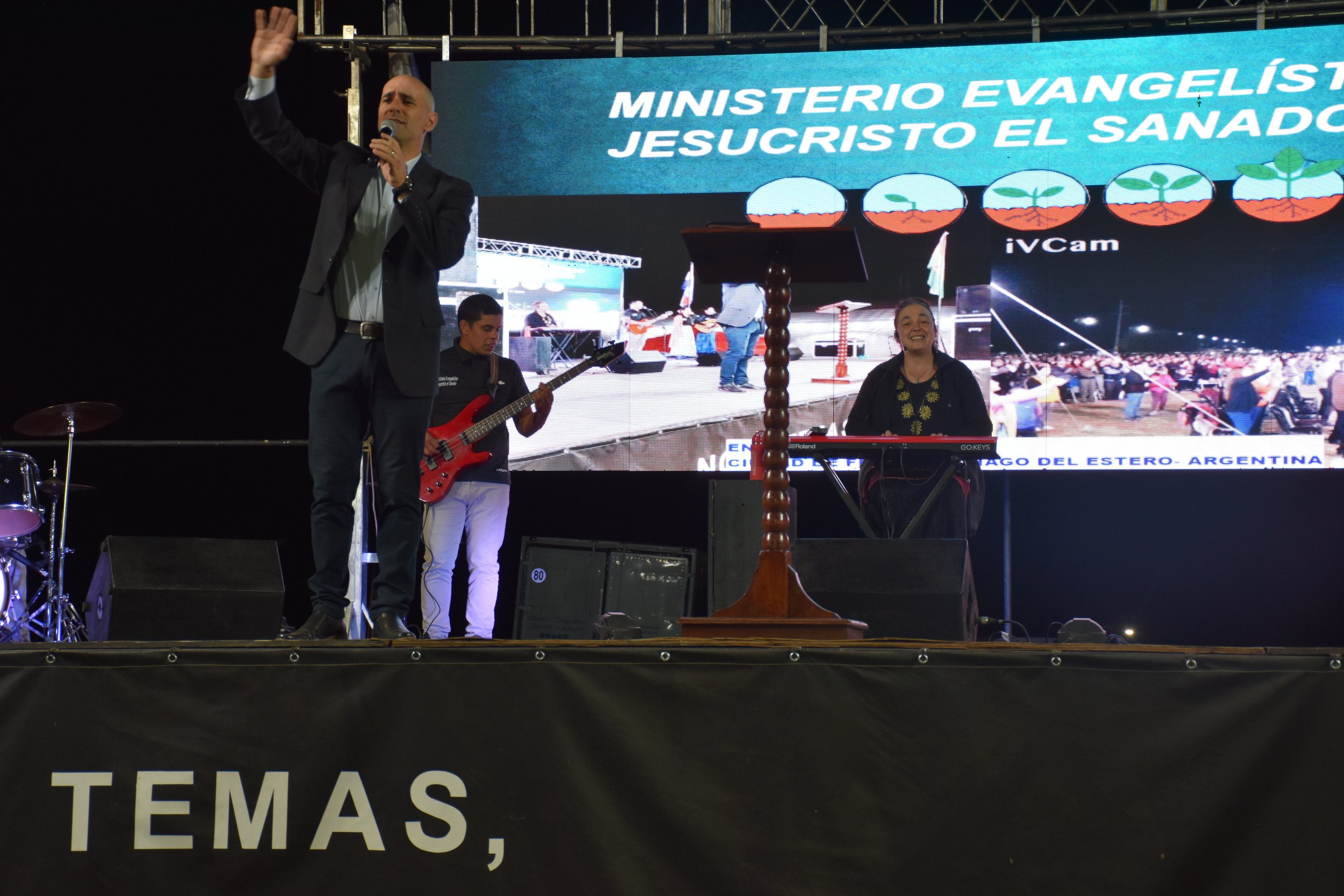 Momento de ministerio durante campaña evangelística