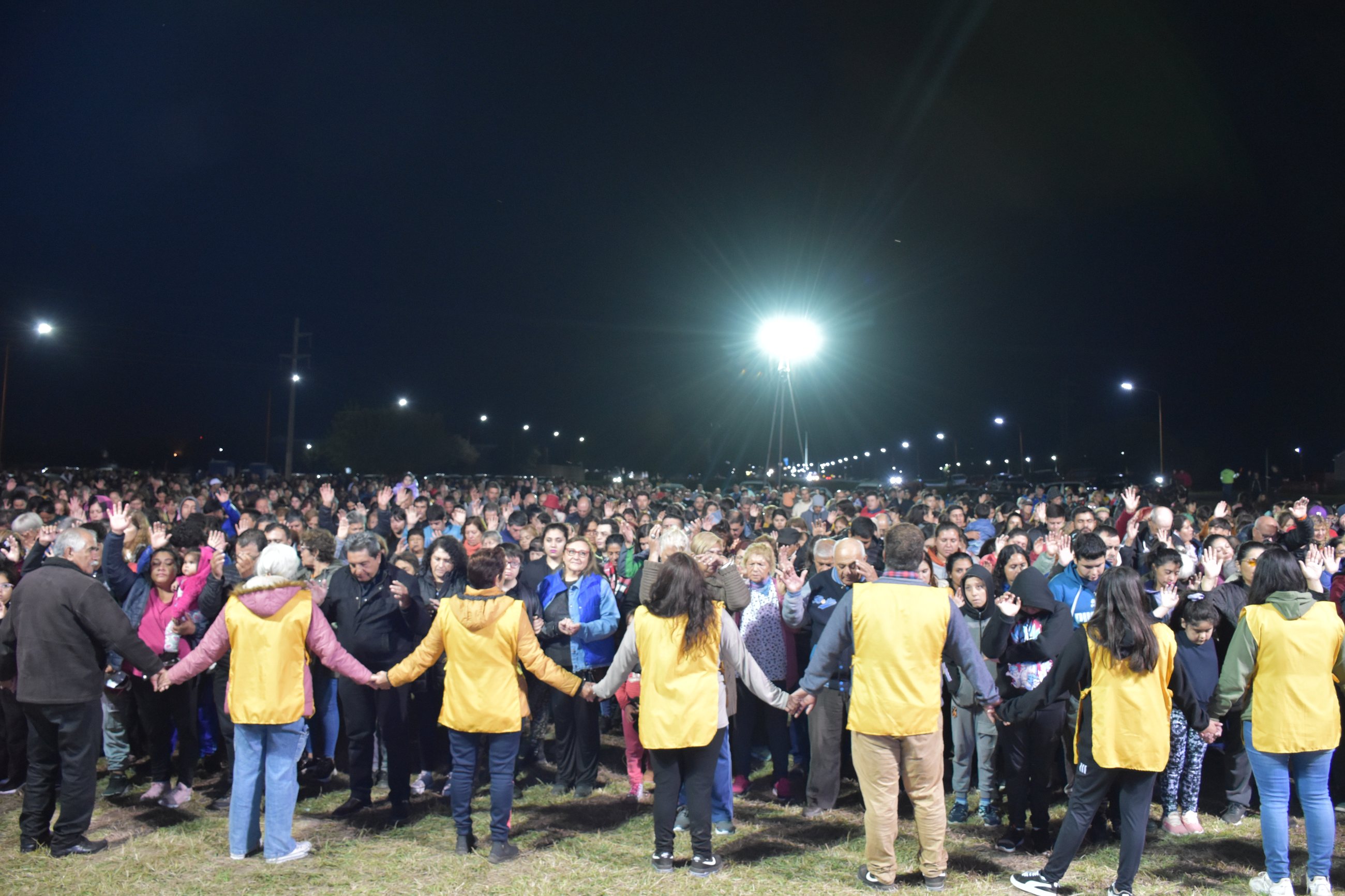 Multitud reunida durante campaña evangelística nocturna