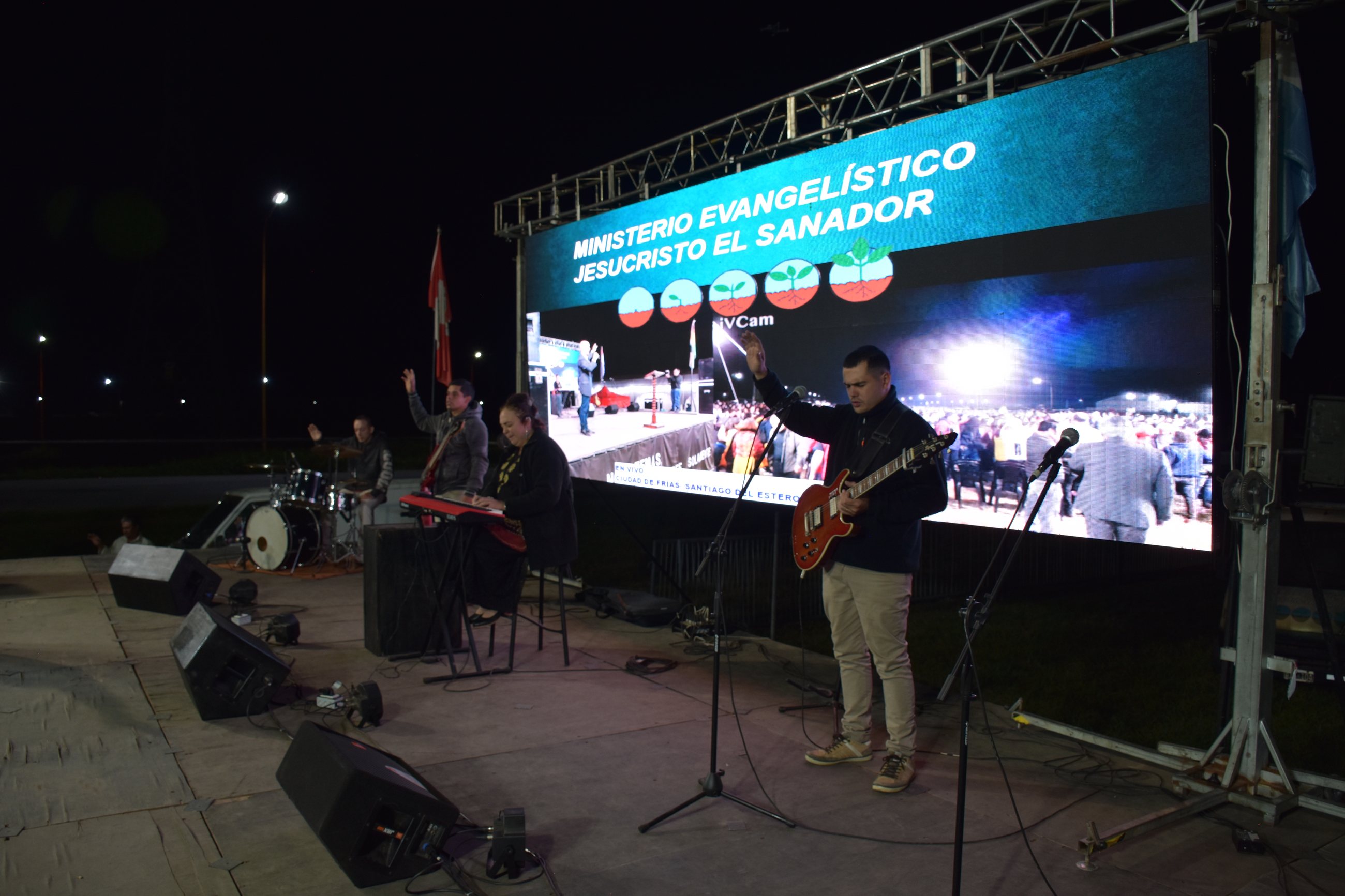 Escena de predicación durante campaña evangelística