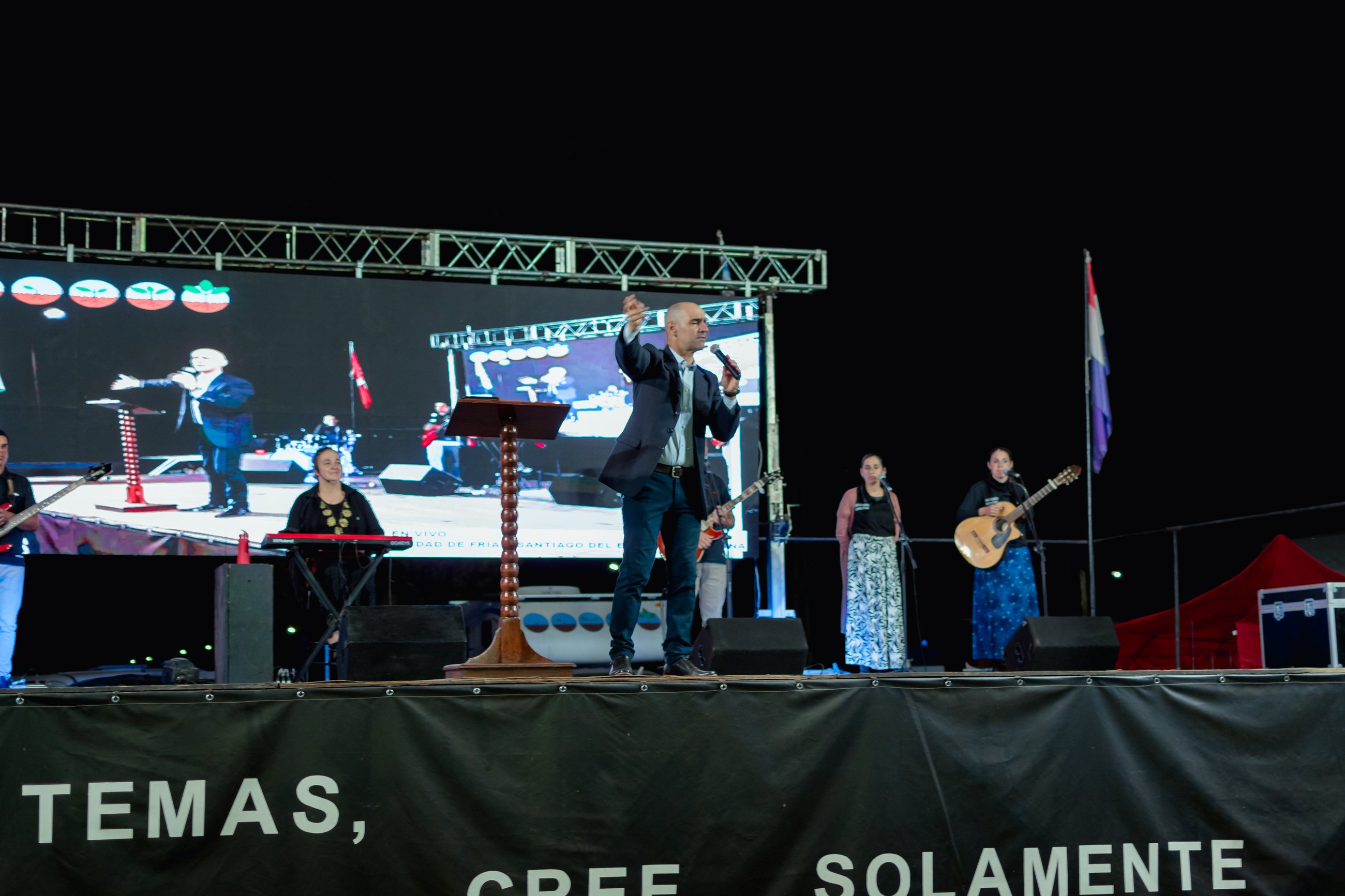 Momento de adoración con manos levantadas en campaña