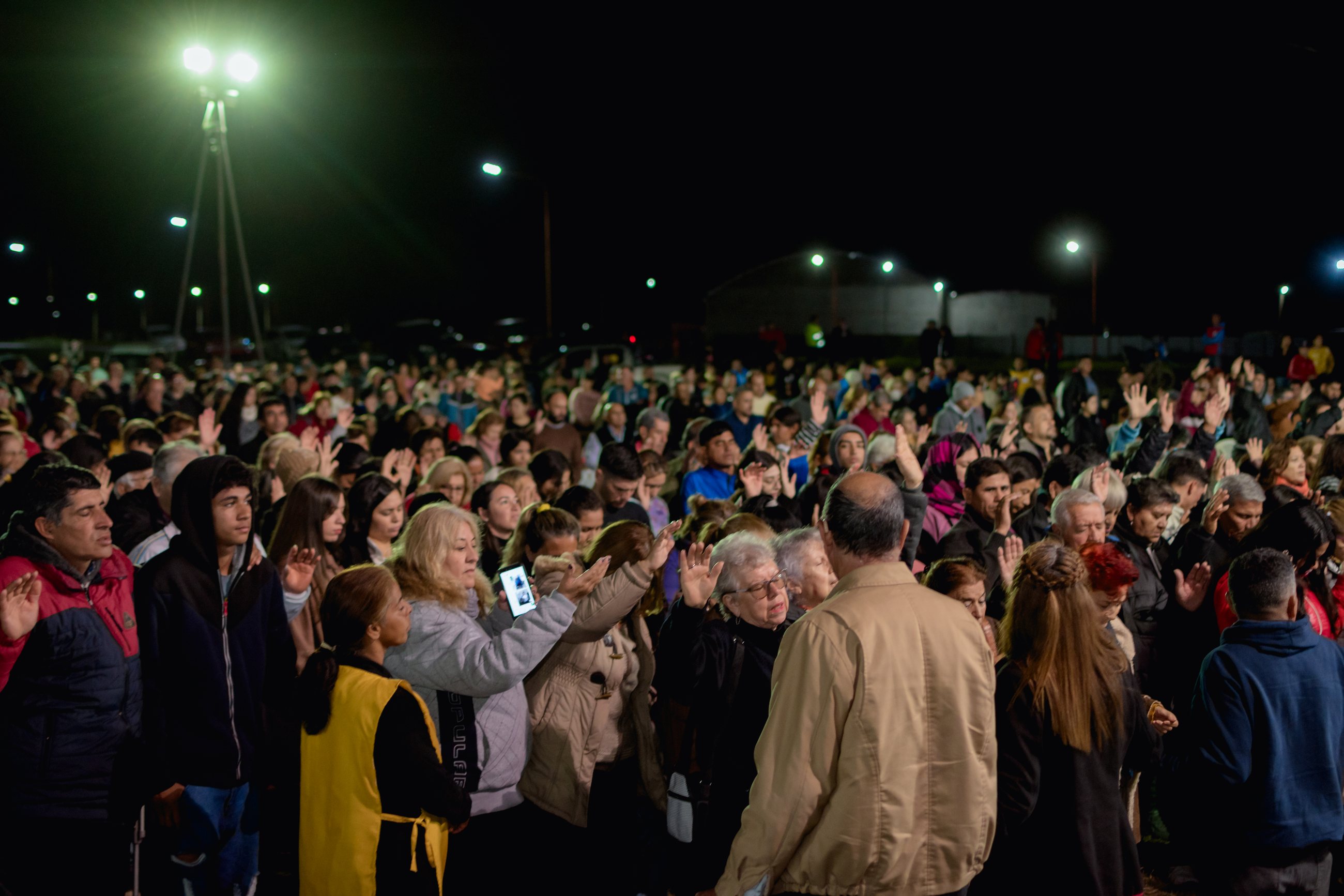 Oración pastoral durante campaña evangelística