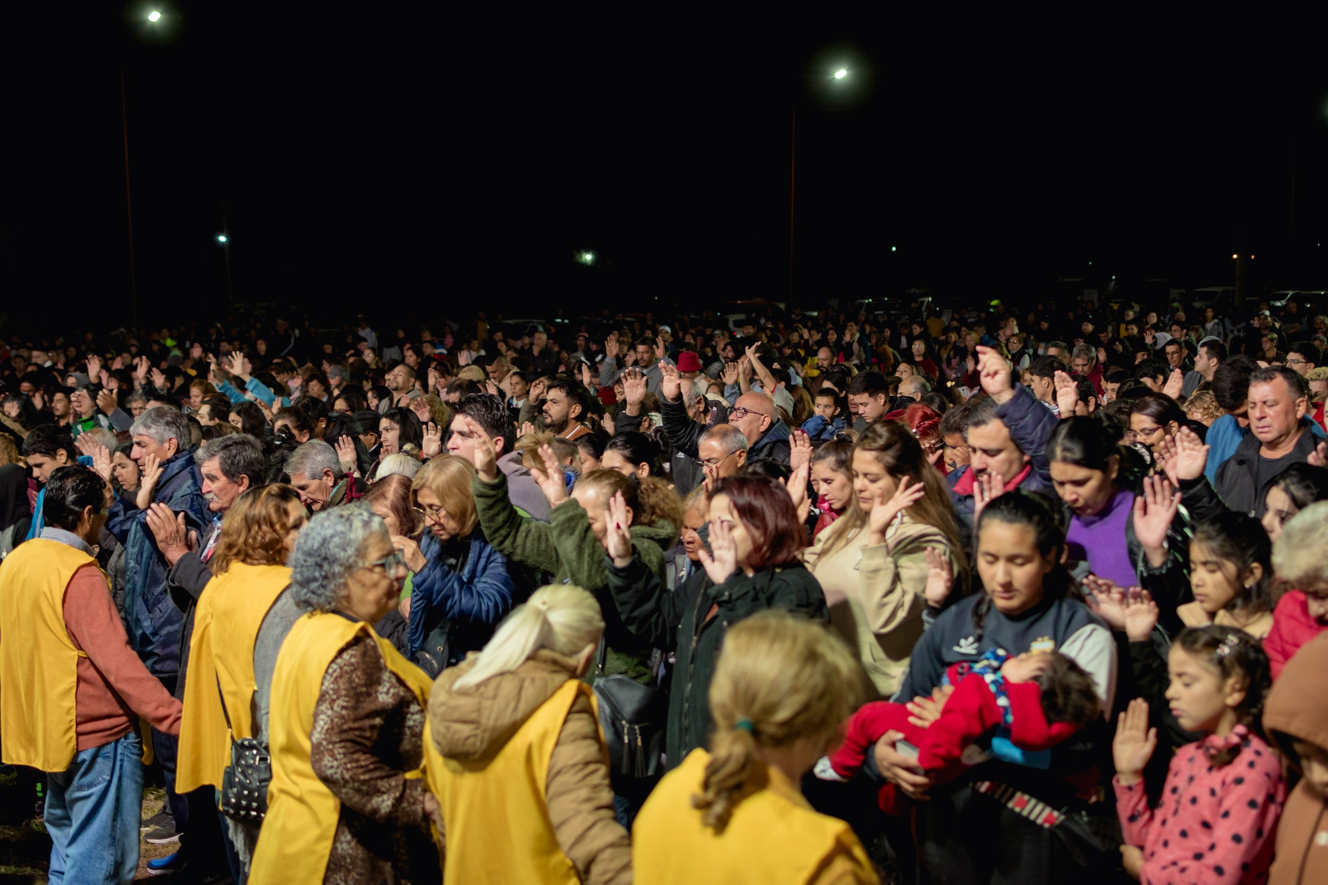 Momento de oración durante campaña evangelística