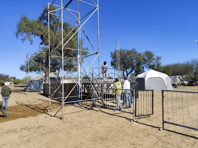 Construcción de la estructura del escenario con el equipo trabajando.