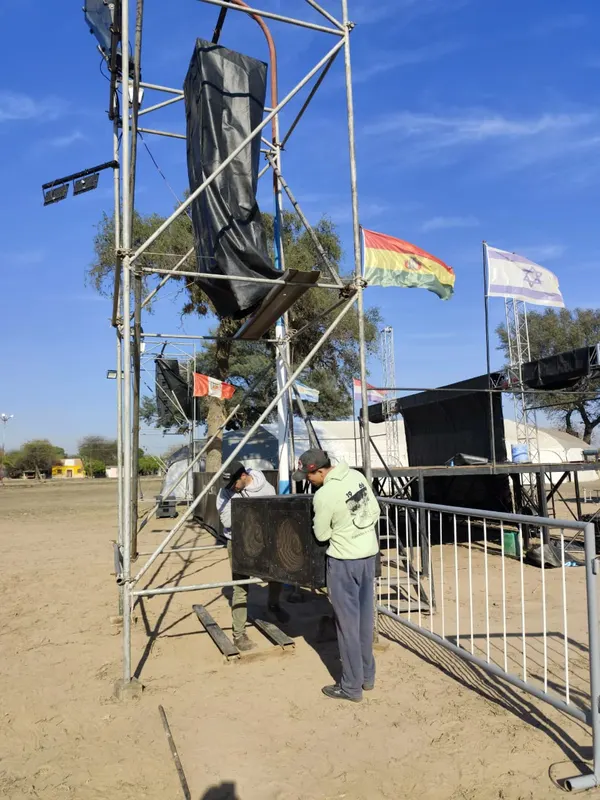 Trabajo en altura sobre la torre de la estructura durante el montaje.
