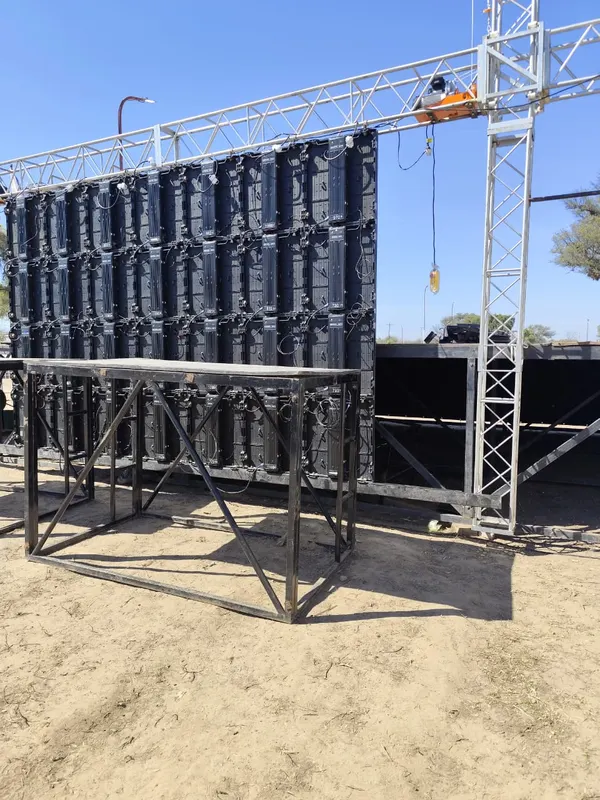 Instalación de la pantalla de video del escenario.