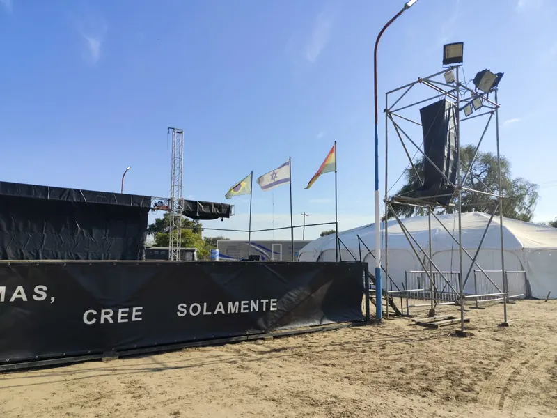 Escenario en construcción con el lema “Cree solamente”.