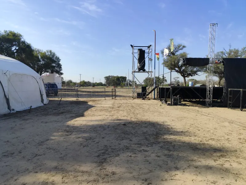 Vista del escenario y la carpa de la campaña durante el armado.