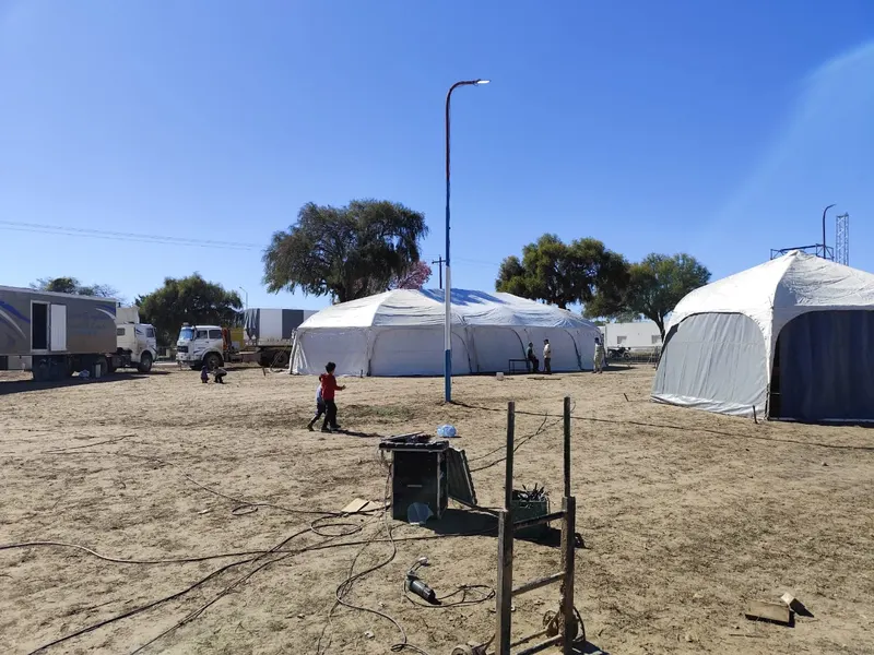 Carpas montadas en el predio de la campaña.