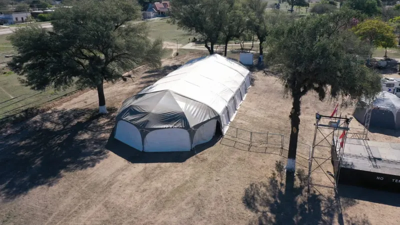 Vista aérea de la carpa principal de la campaña.