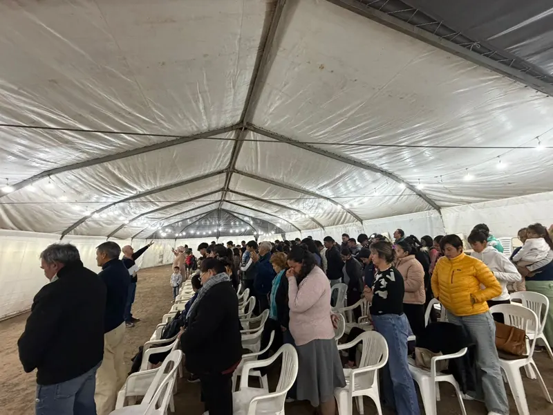 Momento de oración durante una capacitación previa del equipo.