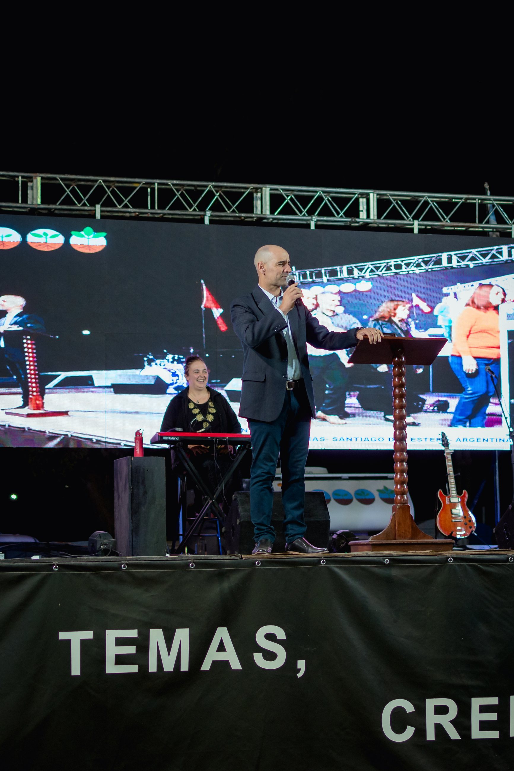 Predicador durante campaña evangelística